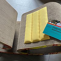 Buch auf einem Schaukelstuhl aus alter Pappe